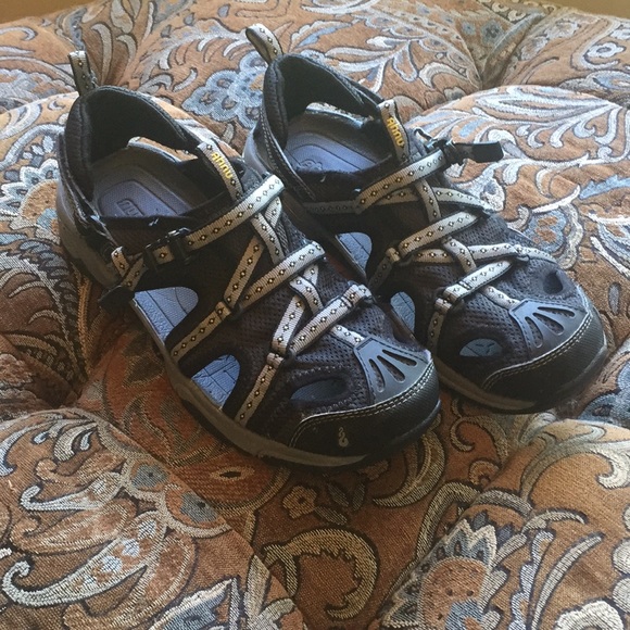 ahnu tilden v sandals